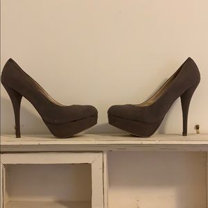 AMI Grey Suede Pumps